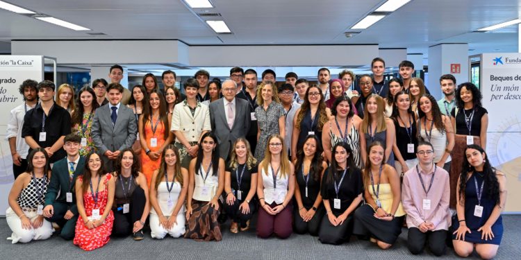 El presidente de la Fundación ”la Caixa”, Isidro Fainé, se ha reunido con los becados de grado de la convocatoria de 2024.© Fundación ”la Caixa”
