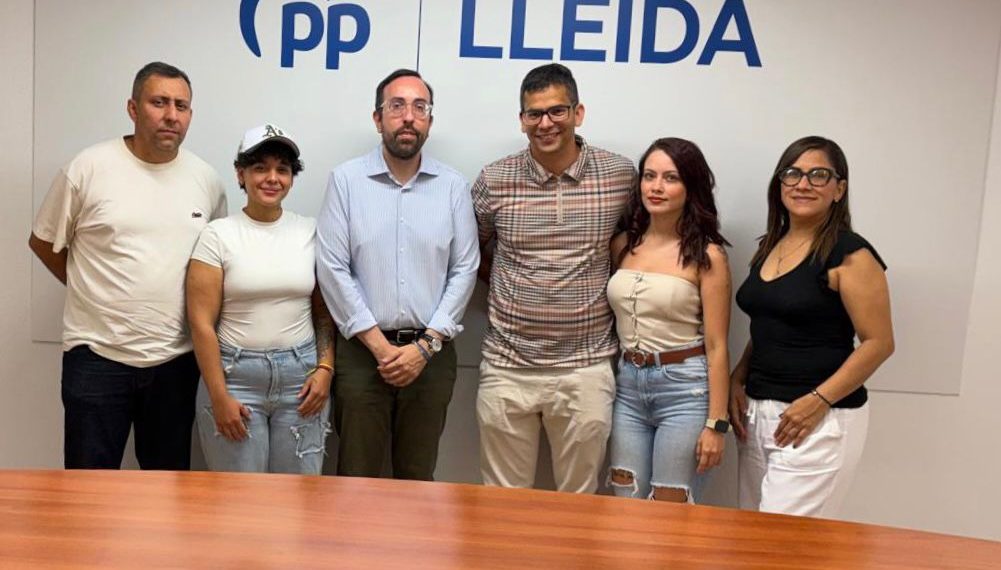 Xavi Palau, con representantes de la comunidad venezolana. Foto: PP Lleida