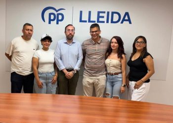 Xavi Palau, con representantes de la comunidad venezolana. Foto: PP Lleida