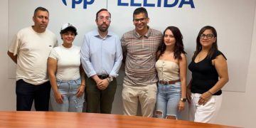 Xavi Palau, con representantes de la comunidad venezolana. Foto: PP Lleida
