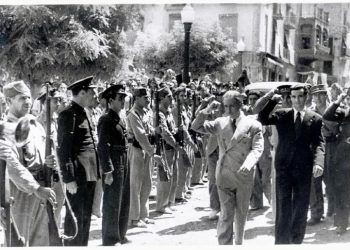 Companys y el dirigente anarquista de la CNT-FAI Joaquín Ascaso pasando revista, puño en alto, a las tropas en Caspe el 17 de julio de 1937. Foto: archivo Salvador Caamaño