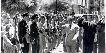 Companys y el dirigente anarquista de la CNT-FAI Joaquín Ascaso pasando revista, puño en alto, a las tropas en Caspe el 17 de julio de 1937. Foto: archivo Salvador Caamaño