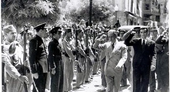 Companys y el dirigente anarquista de la CNT-FAI Joaquín Ascaso pasando revista, puño en alto, a las tropas en Caspe el 17 de julio de 1937. Foto: archivo Salvador Caamaño