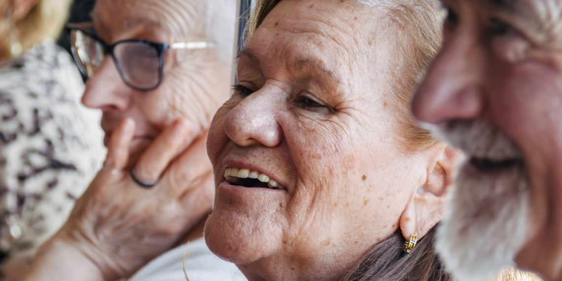 Una señora sonriendo durante el encuentro intergeneracional en el Centro Social para Personas Mayores El Llano, en Gijón.© Fundación ”la Caixa”