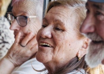 Una señora sonriendo durante el encuentro intergeneracional en el Centro Social para Personas Mayores El Llano, en Gijón.© Fundación ”la Caixa”
