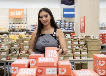 Carmen, usuaria del programa Incorpora de la Fundación ”la Caixa”, trabajando en la zapatería Merkal de Zaragoza.© Fundación ”la Caixa”