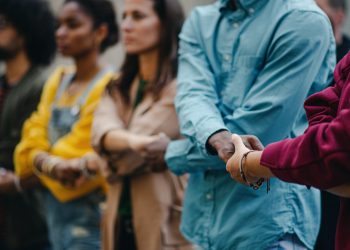 Varias personas se cogen de las manos.© Fundación ”la Caixa”