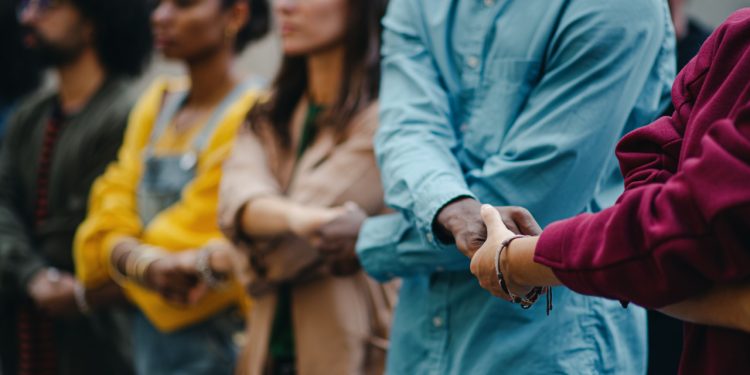 Varias personas se cogen de las manos.© Fundación ”la Caixa”