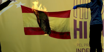 Bandera quemada sobre el escenario de la ANC y Òmnium durante la Diada. Foto: retransmisión ANC