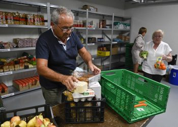 Un voluntario prepara una cesta de alimentos.© Fundación "la Caixa"
