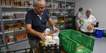 Un voluntario prepara una cesta de alimentos.© Fundación "la Caixa"