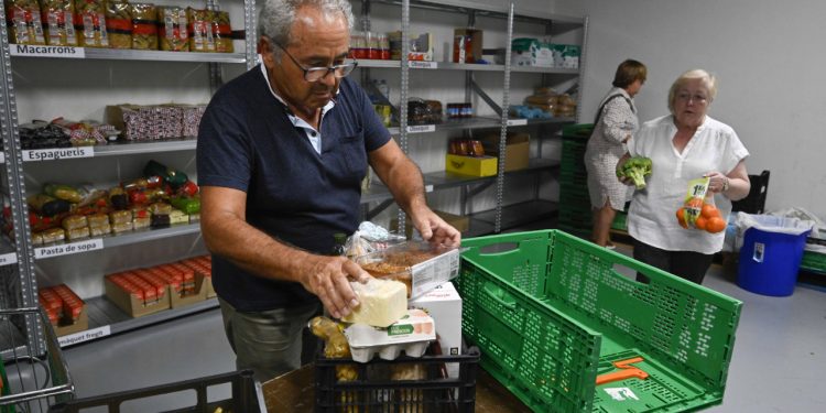 Un voluntario prepara una cesta de alimentos.© Fundación "la Caixa"
