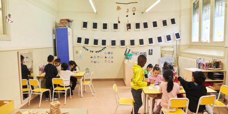 Alumnos de primaria en una actividad colaborativa en el aula.© Fundación ”la Caixa”