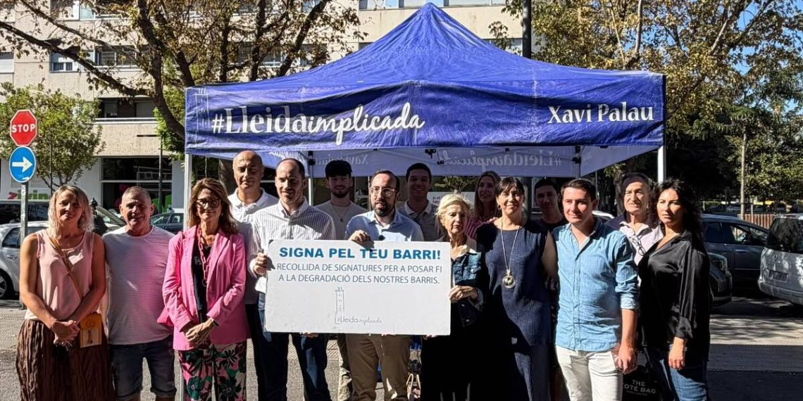 Xavi Palau y Juan Fernández con diversos dirigentes y simpatizantes del PP. Foto: PP
