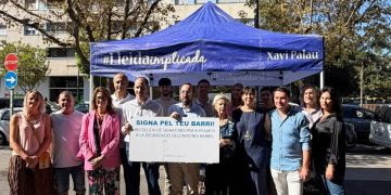 Xavi Palau y Juan Fernández con diversos dirigentes y simpatizantes del PP. Foto: PP
