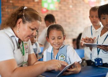 Niños con una técnica utilizando dispositivos digitales.© ProFuturo