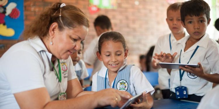 Niños con una técnica utilizando dispositivos digitales.© ProFuturo