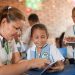 Niños con una técnica utilizando dispositivos digitales.© ProFuturo