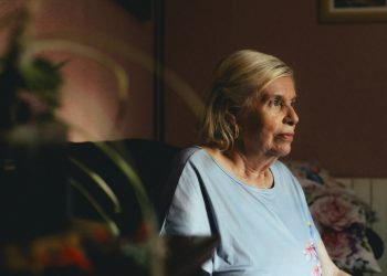 Una mujer mayor sentada sola en su casa.© Fundación ”la Caixa”