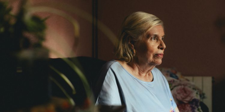 Una mujer mayor sentada sola en su casa.© Fundación ”la Caixa”