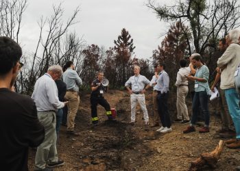 Visita a una de las zonas afectadas por el incendio de Les Gavarres.© Fundación ”la Caixa”