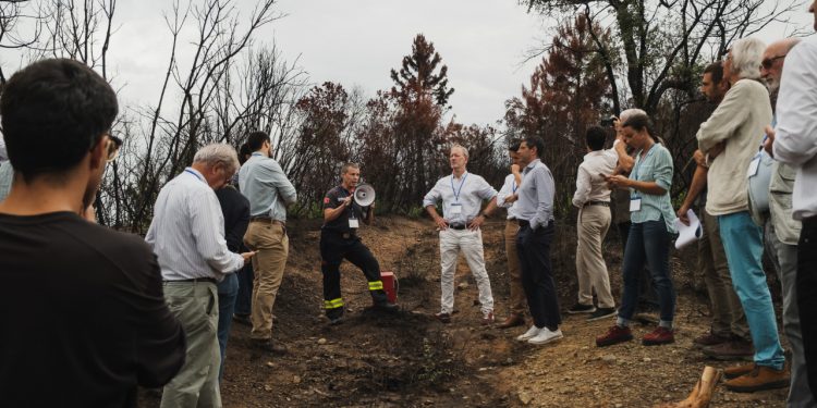 Visita a una de las zonas afectadas por el incendio de Les Gavarres.© Fundación ”la Caixa”