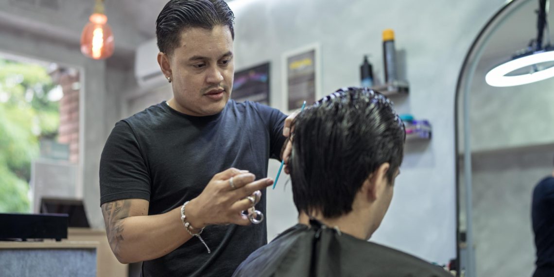 Juan Gabriel Agudelo, propietario de la barbería The Clipper Club y usuario del programa Incorpora Autoempleo.© Fundación ”la Caixa”