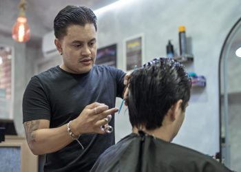 Juan Gabriel Agudelo, propietario de la barbería The Clipper Club y usuario del programa Incorpora Autoempleo.© Fundación ”la Caixa”