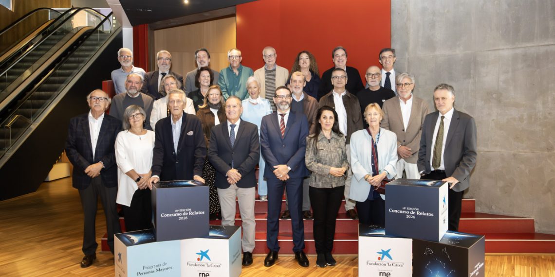 Foto de familia en el acto de entrega de premios de la XVIII edición del Concurso de Relatos Escritos por Personas Mayores, en CaixaForum Zaragoza.© Fundación ”la Caixa”