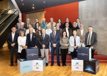 Foto de familia en el acto de entrega de premios de la XVIII edición del Concurso de Relatos Escritos por Personas Mayores, en CaixaForum Zaragoza.© Fundación ”la Caixa”