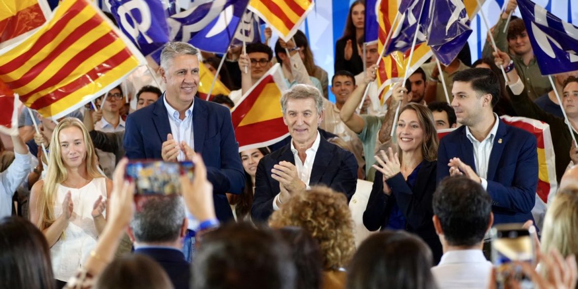 Feijóo con los cabezas de lista de Cataluña. Xavier García Albiol, Roger Melero, Diana Moya y Mónica Landete. Foto: PP