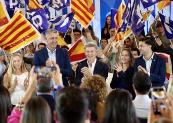 Feijóo con los cabezas de lista de Cataluña. Xavier García Albiol, Roger Melero, Diana Moya y Mónica Landete. Foto: PP