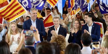 Feijóo con los cabezas de lista de Cataluña. Xavier García Albiol, Roger Melero, Diana Moya y Mónica Landete. Foto: PP