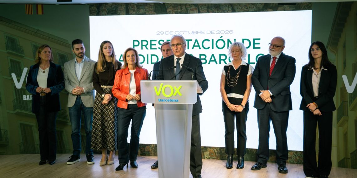 Juan José Aizcorbe con varios candidatos al Congreso por Barcelona. Foto: VOX