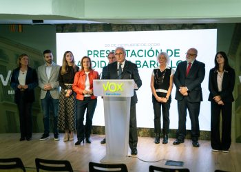 Juan José Aizcorbe con varios candidatos al Congreso por Barcelona. Foto: VOX